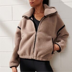 Abercrombie & Fitch YPB Teddy Activewear
Jacket